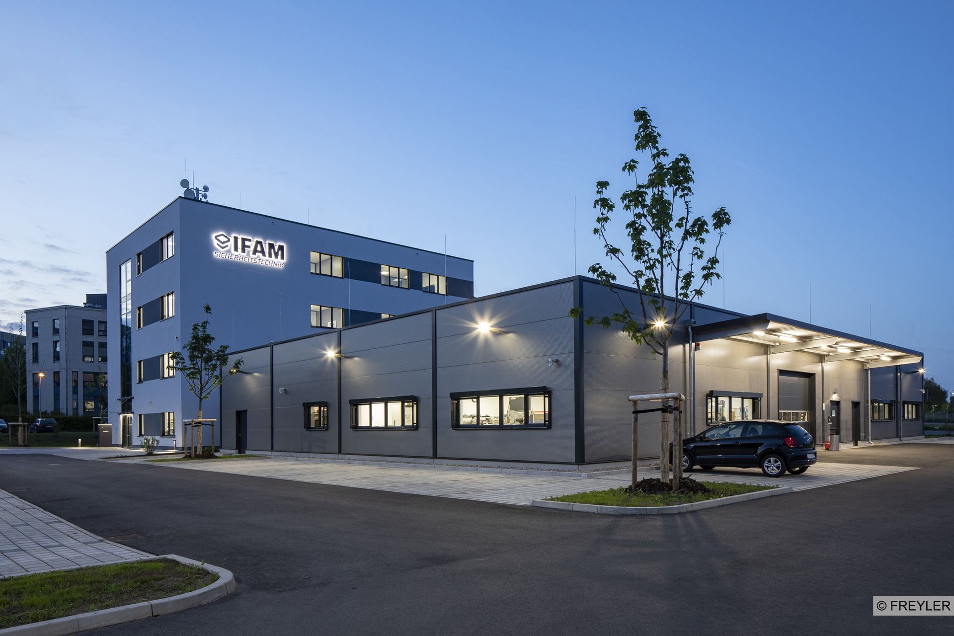 IFAM Geb&auml;ude Au&szlig;enansicht bei D&auml;mmerung mit leuchtenden Lichtern