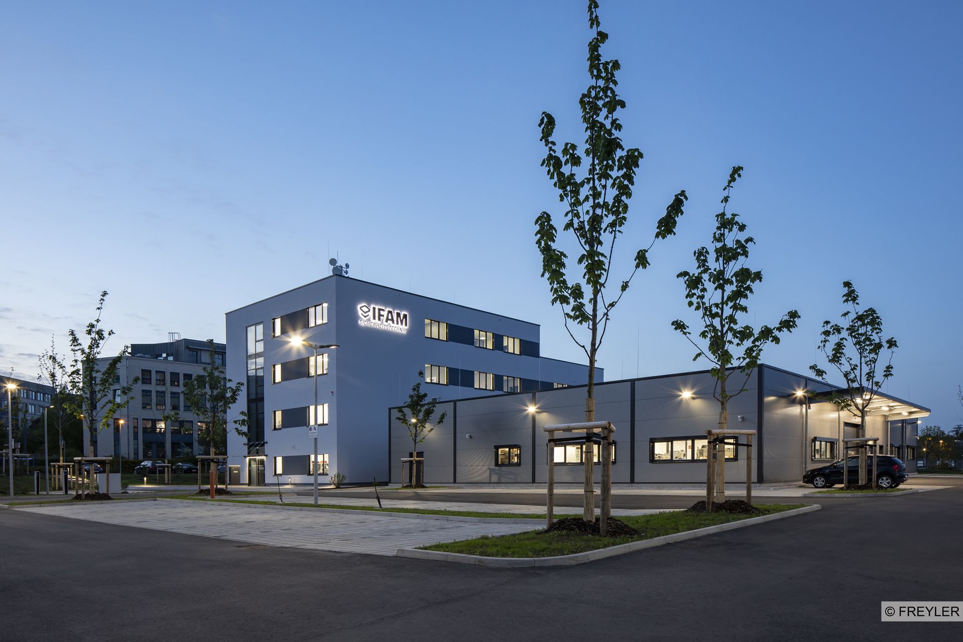 IFAM Geb&auml;ude Au&szlig;enansicht bei D&auml;mmerung mit leuchtenden Lichtern