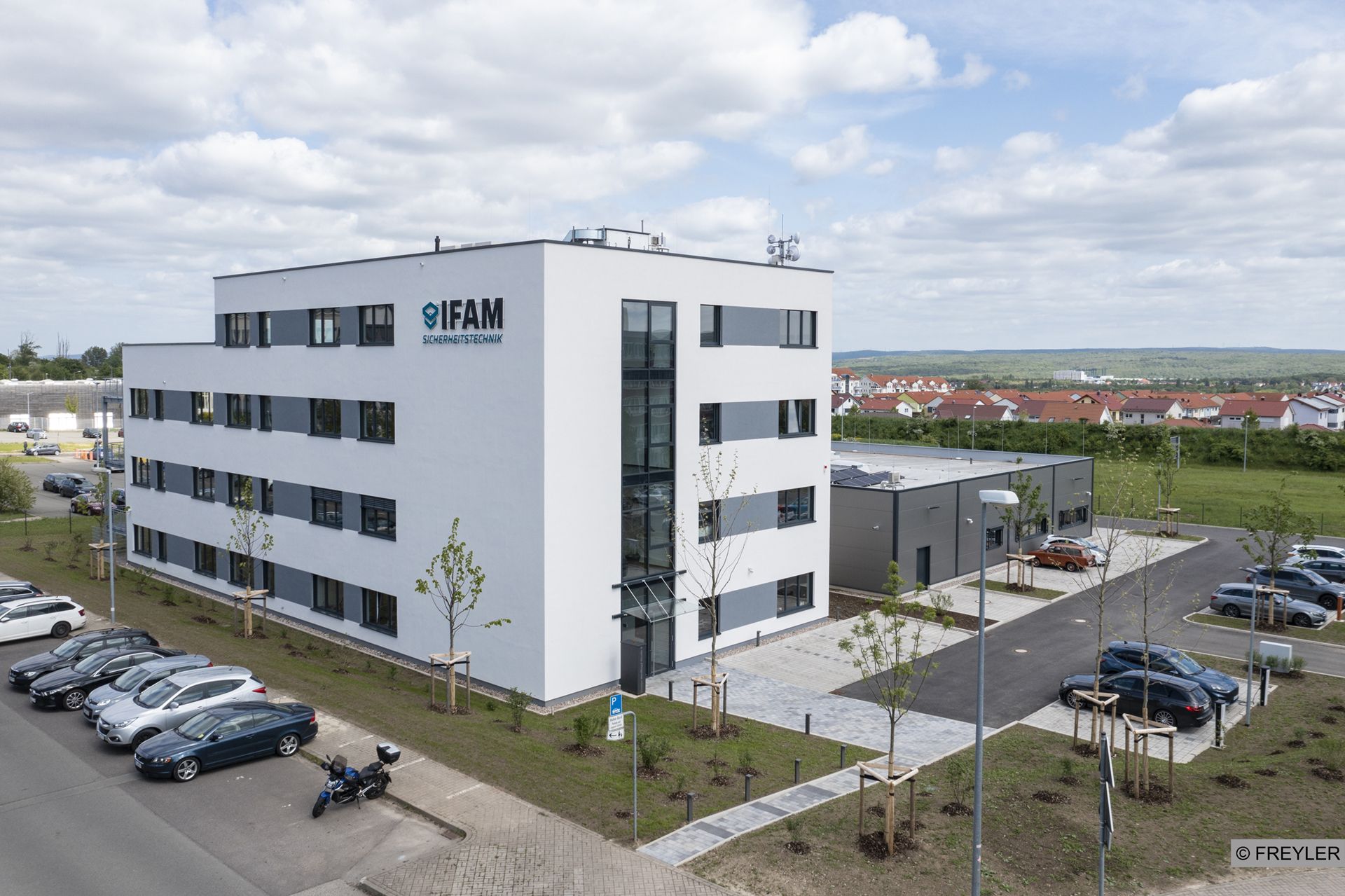 IFAM Geb&auml;ude Au&szlig;enansicht bei D&auml;mmerung mit leuchtenden Lichtern